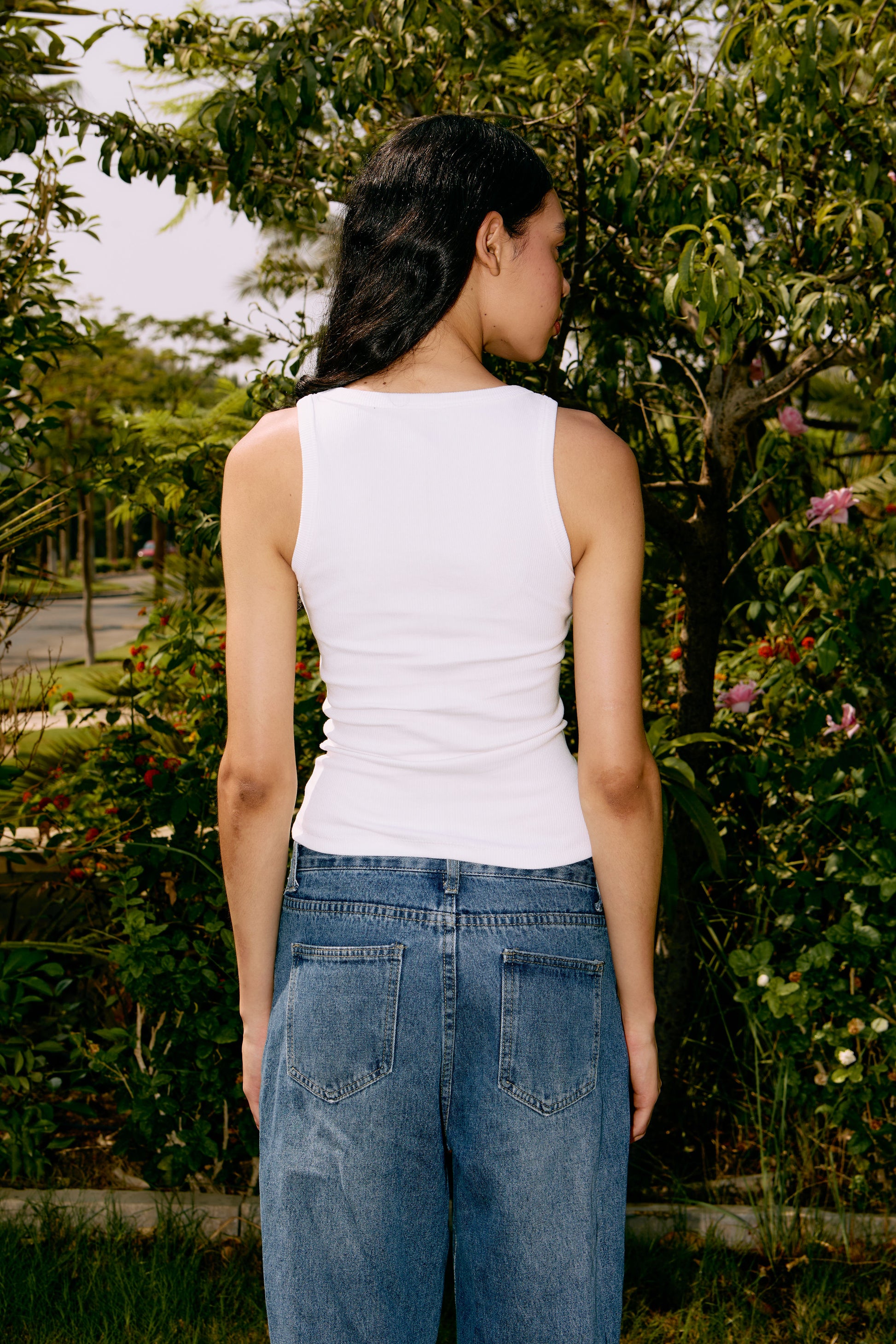WHITE U-SHAPED TANK TOP