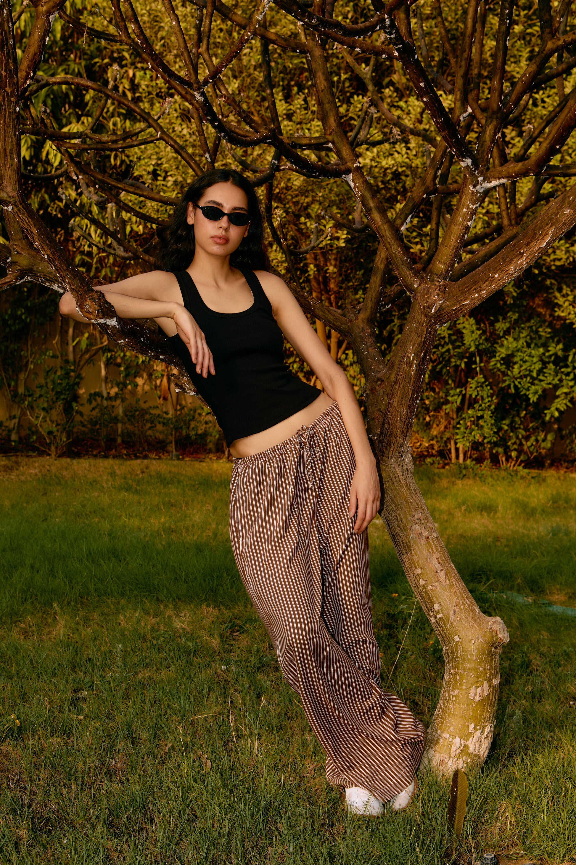 BLACK U-SHAPED TANK TOP