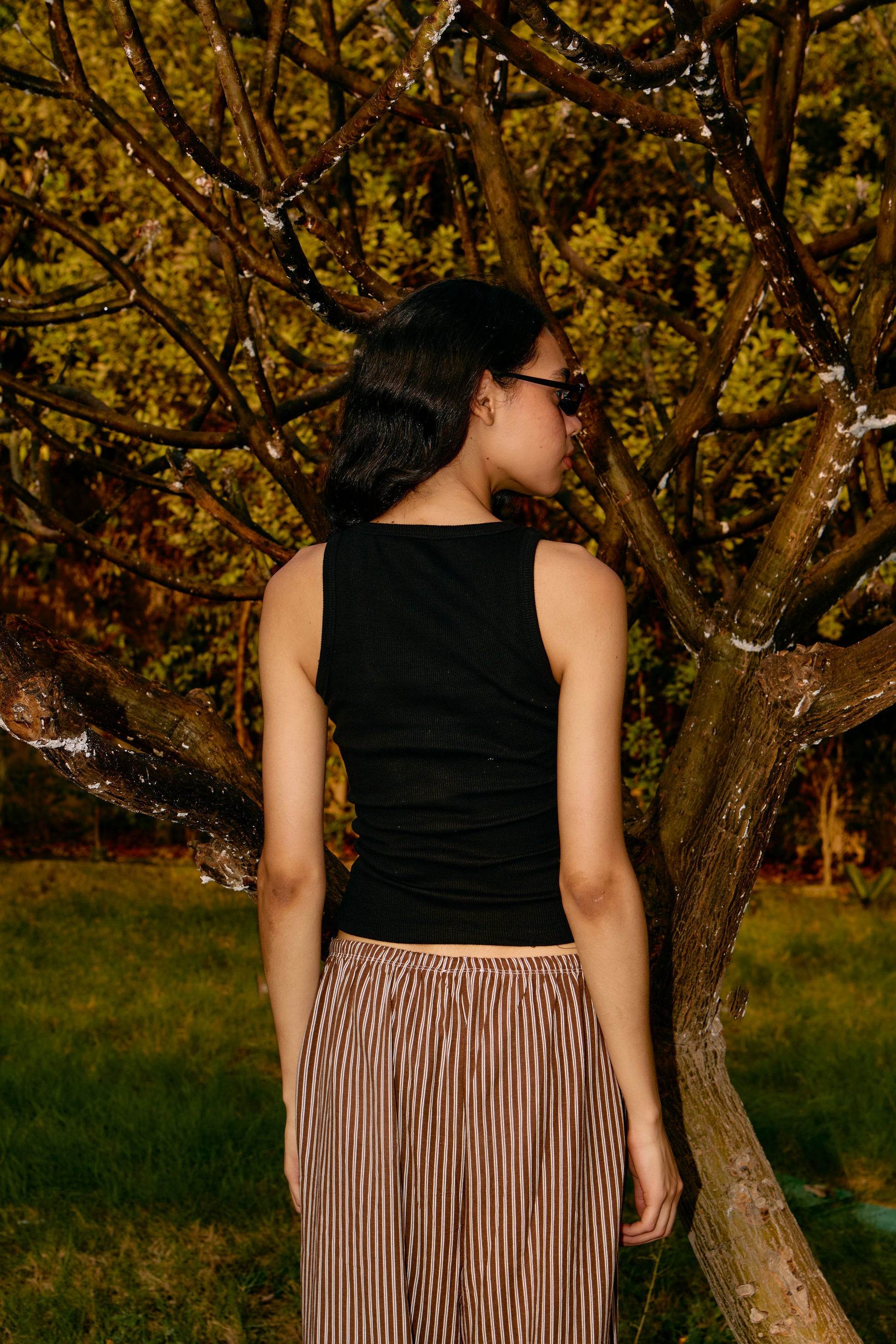 BLACK U-SHAPED TANK TOP